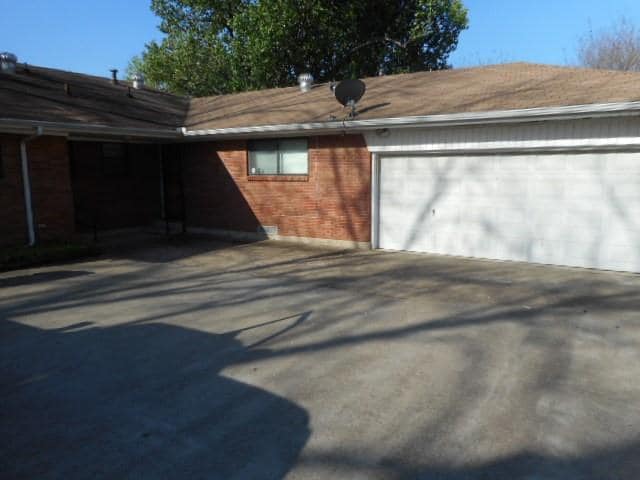 Building Photo - 921 Poinsettia Dr