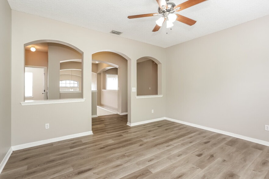 Building Photo - 703 Red Cedar Ct