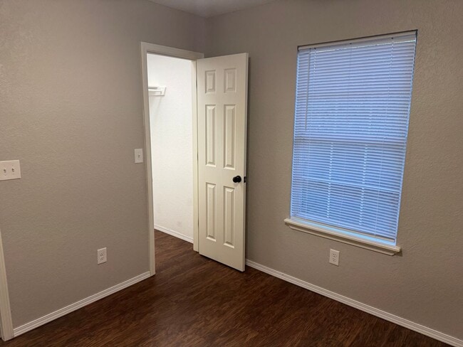 Building Photo - 323 S 12th St