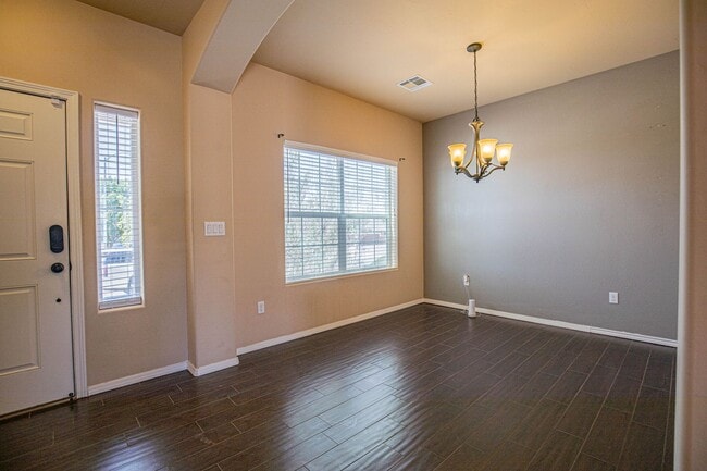 Building Photo - 4 Bedroom 3 bath Beautiful Home