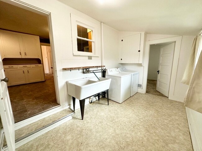 Building Photo - Charming 3 Bedroom Home Near Downtown Elle...