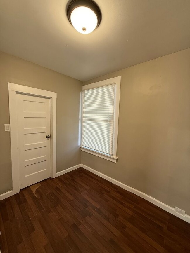 Building Photo - Fresh Paint!