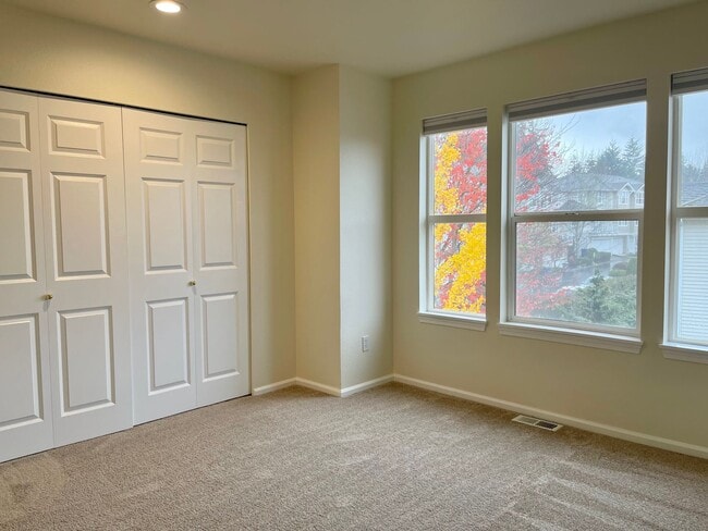 Building Photo - Bellevue Townhome! 2 Bedroom 2.5 Bathroom! *Utilities Included*