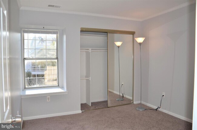 Building Photo - 3311 Lakeside View Dr