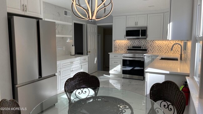 Building Photo - 2 Karen Ct