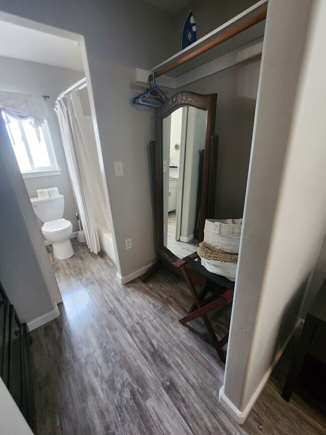 Building Photo - Beautiful Updated Unfurnished Apartment- All Utilities Included!