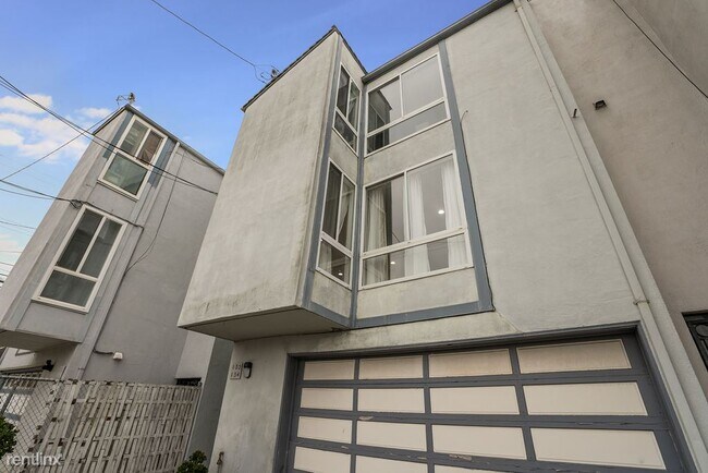 Building Photo - 3 br, 2 bath Duplex - 132 Byrne Street