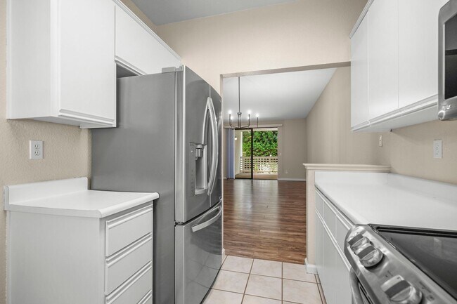 Building Photo - Beautiful single level condo, lower level ...