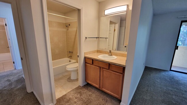 Building Photo - 3-bedroom, 2-bath Condo 'On the Green'