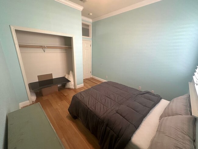 Building Photo - Gorgeous single story with Pool!