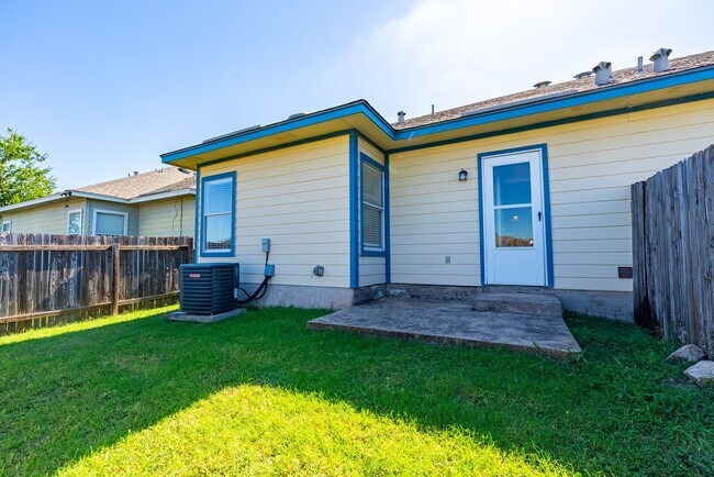 Building Photo - Beautiful 3 bedroom, 2 bathroom home in We...