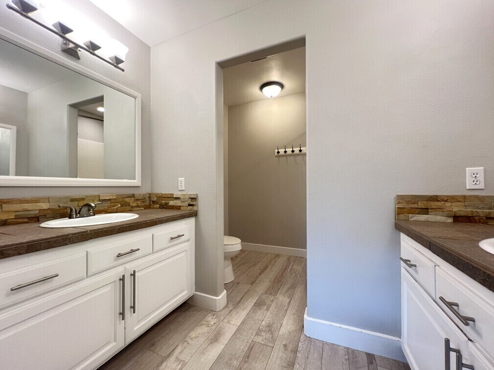 Building Photo - 2541 E Clarene Ct