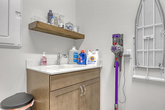 Building Photo - 4740 Chantilly Rd