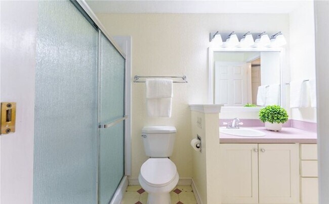 Building Photo - Beautiful 2 bedroom Condo in Kirkland!!