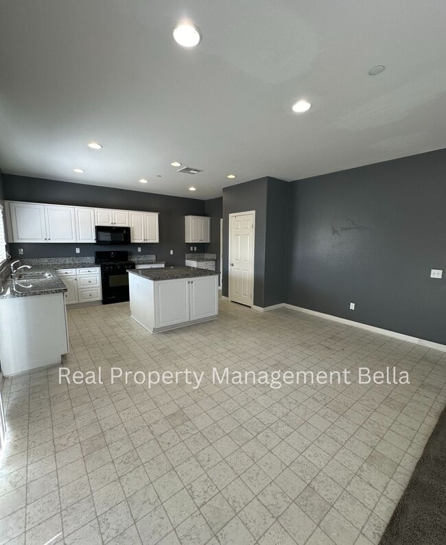 Building Photo - Cul-de-Sac Comfort + Space for Everyone