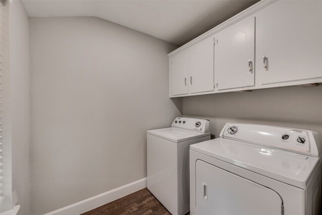Building Photo - 3011 Modella Ave
