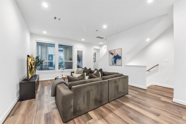 Building Photo - 2804 Grand Fountains Dr