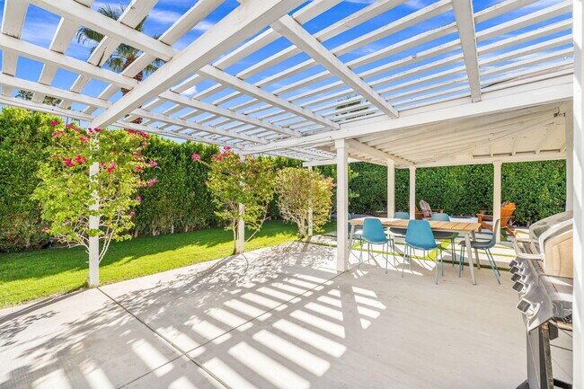 Building Photo - 1433 E Caleta Way