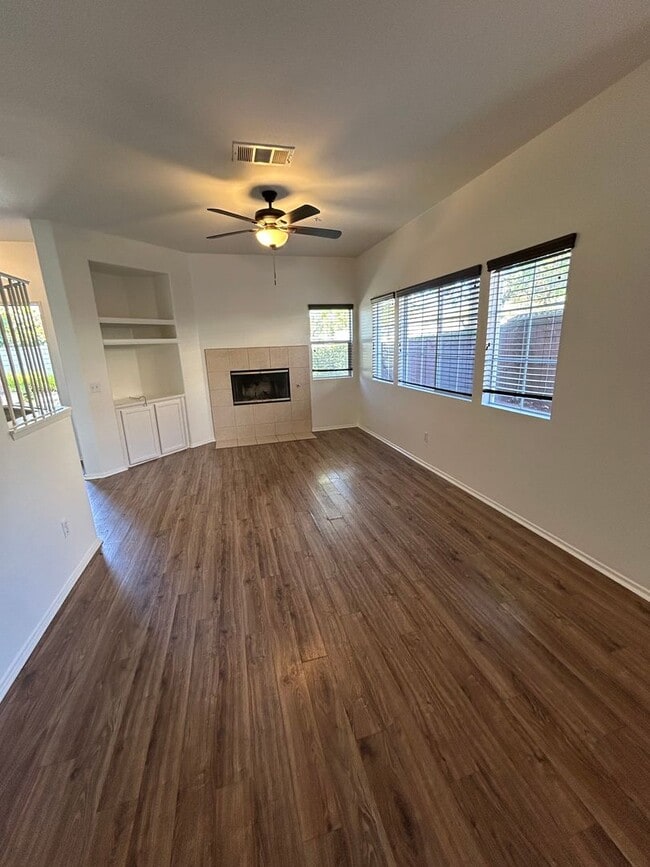 Building Photo - Cute, Clean and Cozy 3 Bedroom Condo w/Att...