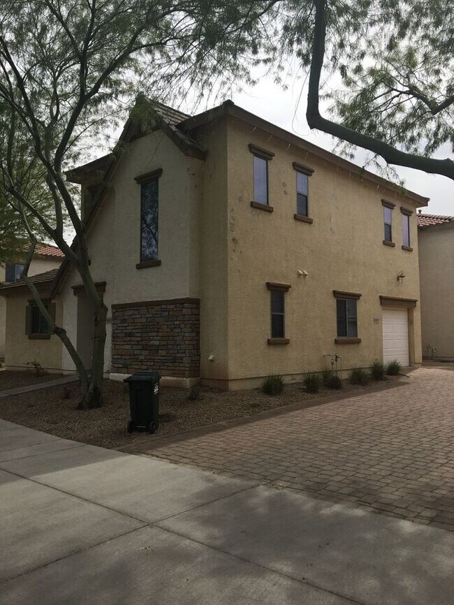 Building Photo - Upgraded Beautiful 3 bedroom 2.5 bath townhouse in The Cottages