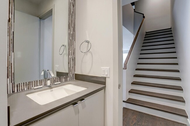 Building Photo - 306 W Pierce St