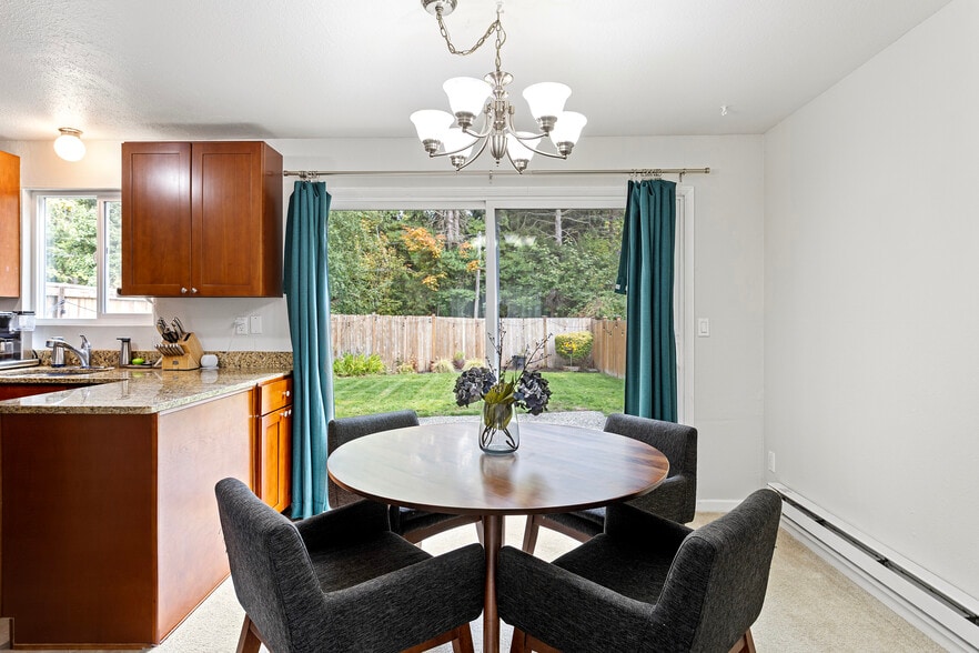 Dining area - 1520 NE 195th St