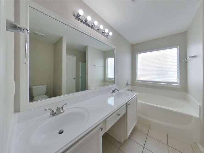 Building Photo - 2002 Briar Grove Dr