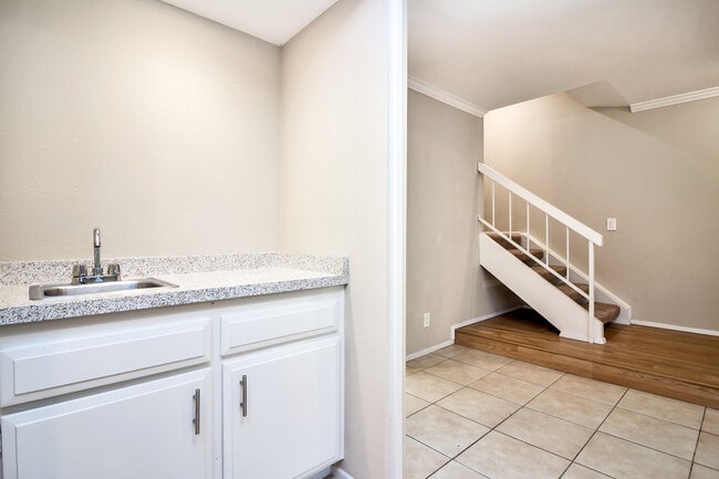 Building Photo - Live by the Lakeside -  Upgraded Spacious TOWNHOME in Lakeside Park