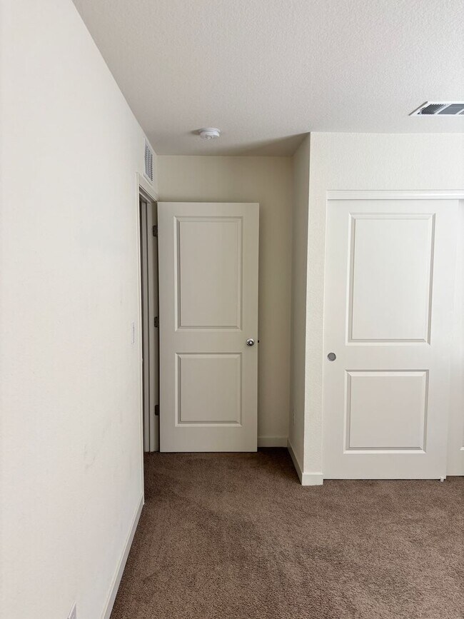 Building Photo - MOVE IN SPECIAL - 1/2 OFF THE 1ST MONTH RENT FOR QUALIFIED APPLICANT(S) AND RENTAL AMOUNT JUST RE...