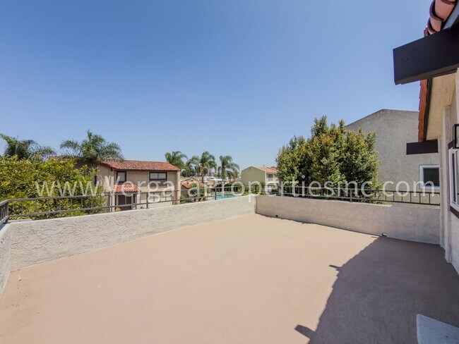 Building Photo - 1136 Gian Dr
