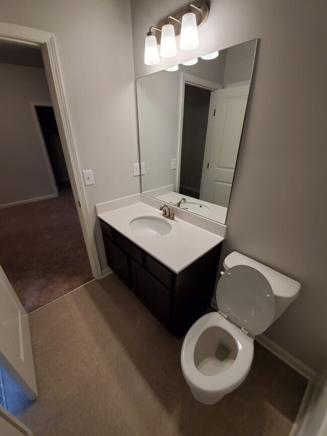 Building Photo - Charming 3-Bedroom Townhome with Stylish F...