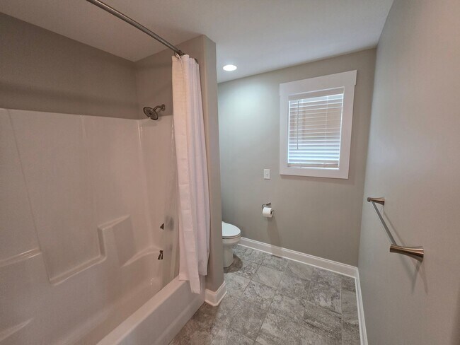 Building Photo - 3/2.5 home in beautiful Jonesborough