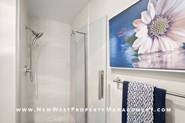 Building Photo - Super Spacious Cortez Hill 2-Bedroom at Discovery! Small Pet Ok!