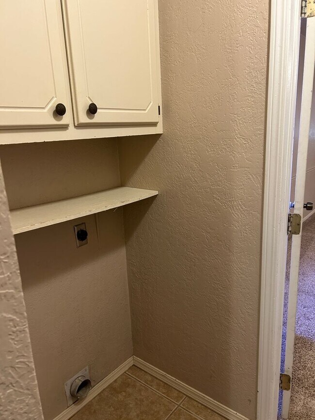 Building Photo - 3 bedroom, 1 3/4 baths NOW AVAILABLE in the Eisenhower School District!