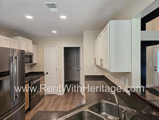 Building Photo - Amazing 4 Bedroom/ 3 Bath Home / Attention...