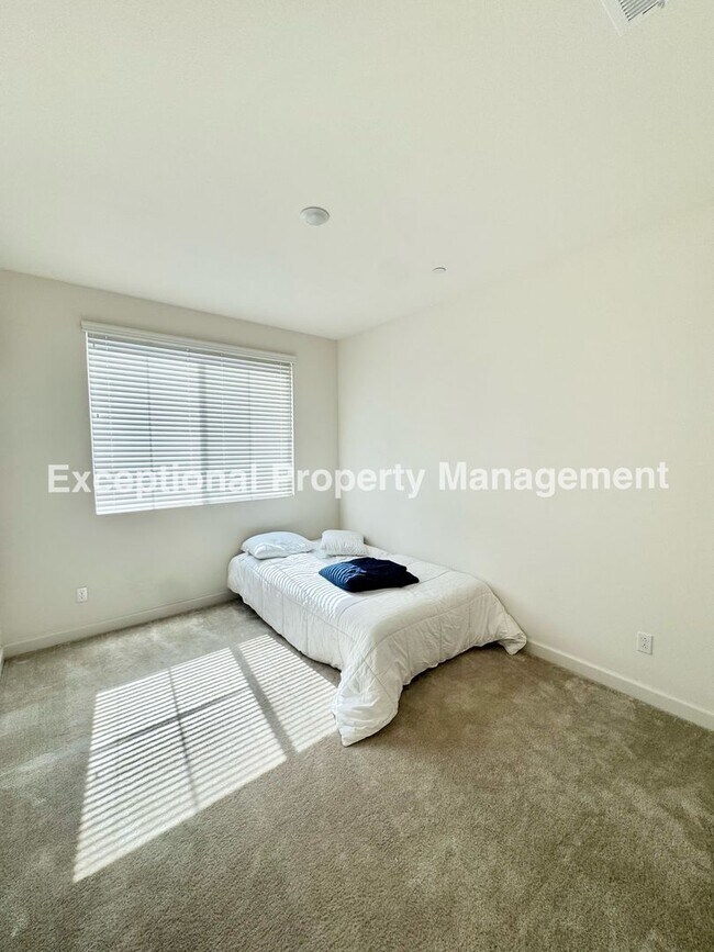 Building Photo - Ready to move in 3 bed 3 bath home!