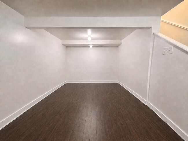 Building Photo - Spacious 3-Bed, 2-Bath Basement Unit in Murray
