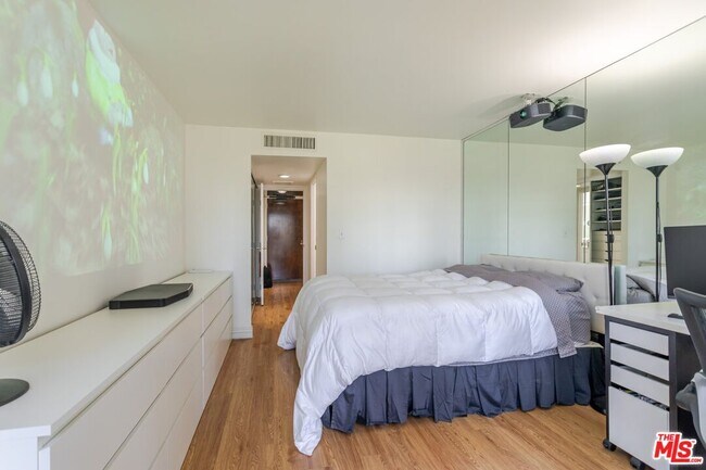 Building Photo - 800 W 1st St