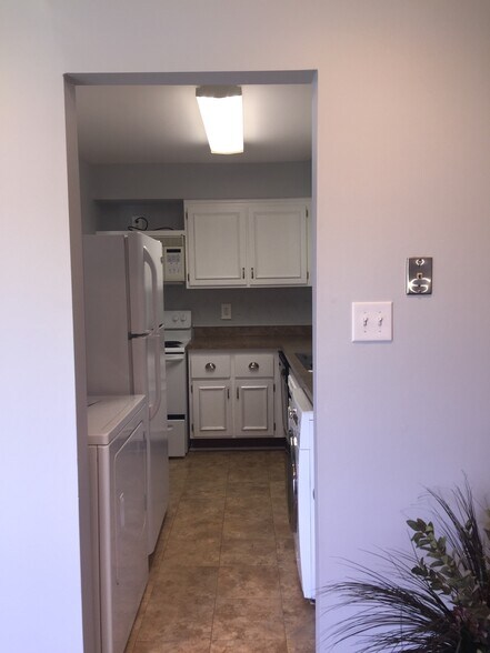 Building Photo - 1814 Colonial Village Way