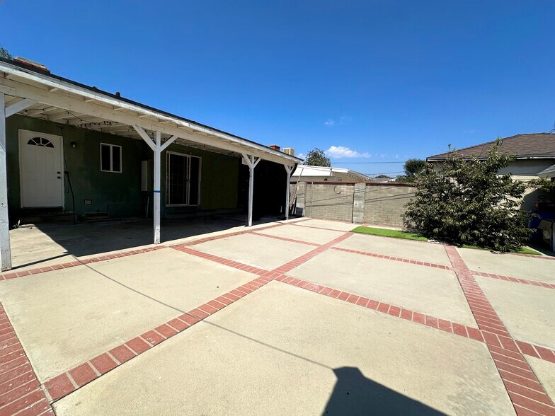 Building Photo - 8026 Hinds Ave