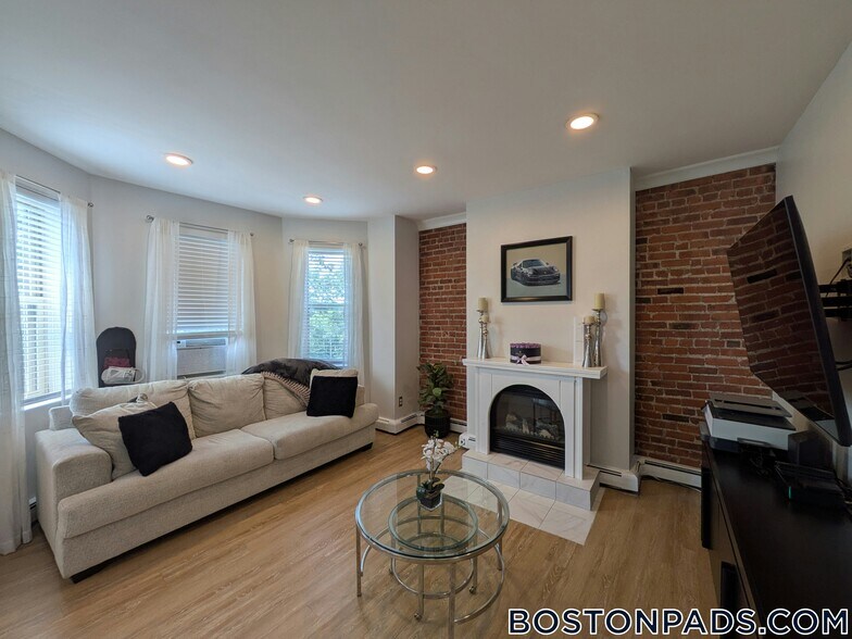 Building Photo - 390 Riverway