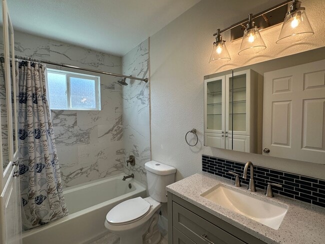 Building Photo - Downtown Bungalow, Pet Friendly, Large Yard