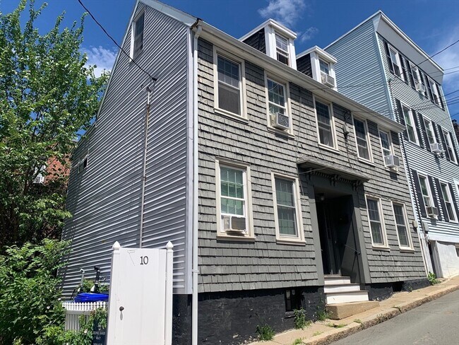 Building Photo - 10 Salem St Ave