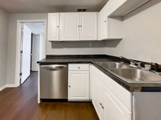 Building Photo - PRELEASING for AUGUST! Close to Campus: In-Unit Washer and Dryer