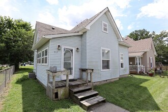 Building Photo - 917 W Jackson St