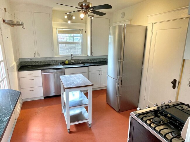 Building Photo - Classic 1922 Alameda Home with Beautiful A...