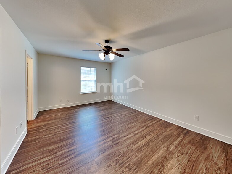 Building Photo - 1938 Cross Oaks Dr