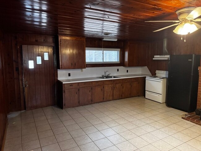 Building Photo - 215 Clark Rd