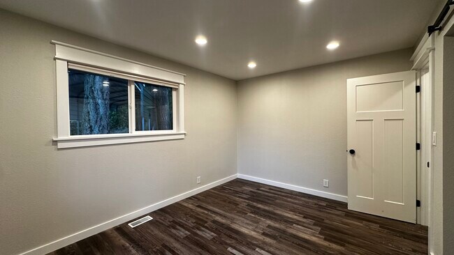 Building Photo - 340 SE 26th Ave