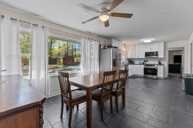 Building Photo - 2125 Forest Hills Dr